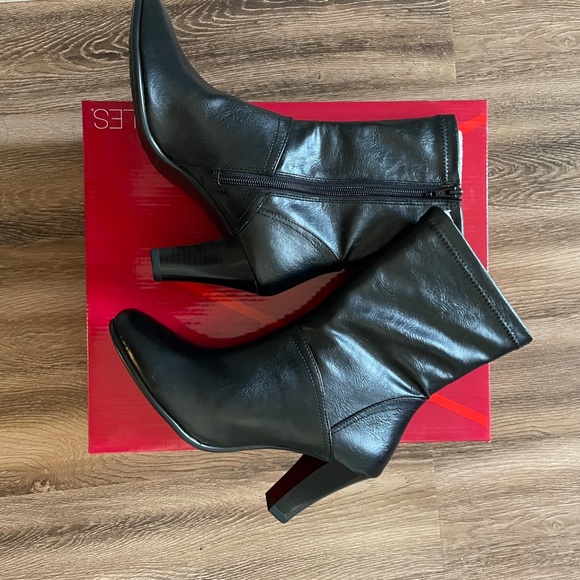 Brand new boots - Picture 3 of 14